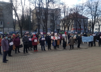Protest în fața Prefecturii Timiș! Polițiștii și pensionarii au ieșit în stradă