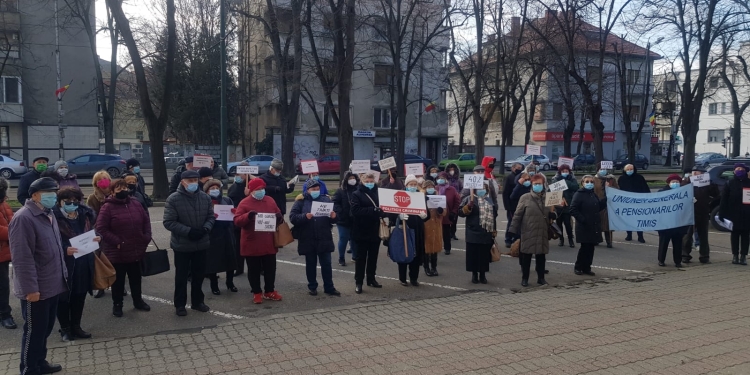 Protest în fața Prefecturii Timiș! Polițiștii și pensionarii au ieșit în stradă