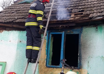 Sfârșit tragic pentru o bătrână din vestul țării. A fost găsită fără suflare în casa în care locuia