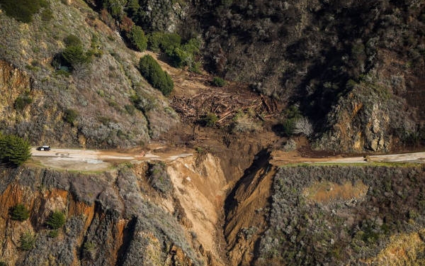 Autostrada s-a prăbușit în ocean! Imagini cutremurătoare care fac  înconjurul lumii