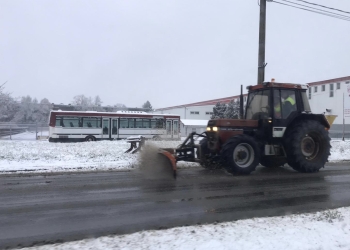 Deszăpezire cu tractorul neînmatriculat, la Lugoj