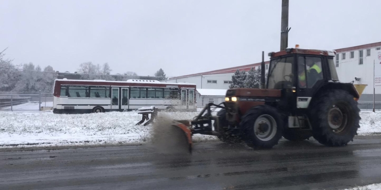 Deszăpezire cu tractorul neînmatriculat, la Lugoj