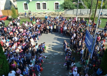 Transportul elevilor care învață în afara comunei Comloșu Mare este gratuit