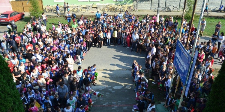 Transportul elevilor care învață în afara comunei Comloșu Mare este gratuit