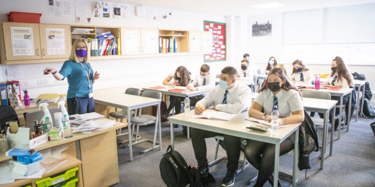 Anul școlar se va încheia, examenele școlare se țin