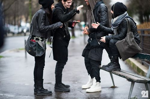 Hainele negre purtate iarna pun viețile pietonilor în pericol