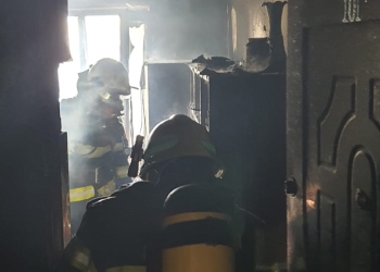 Incendiu puternic într-un bloc din Arad. 10 persoane evacuate, alte 15 autoevacuate