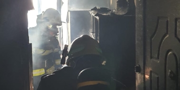 Incendiu puternic într-un bloc din Arad. 10 persoane evacuate, alte 15 autoevacuate