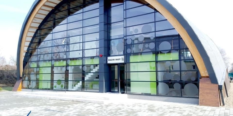 Locuitorii din comuna Moșnița Nouă vor avea bazin de înot