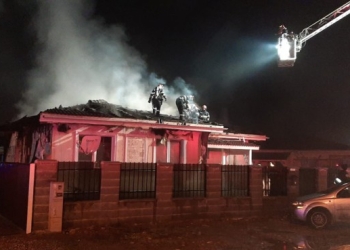 VIDEO: O casă din Moșnița Nouă a ars ca o torță. Intervenția pompierilor îngreunată de calmatoarele de pe traseu