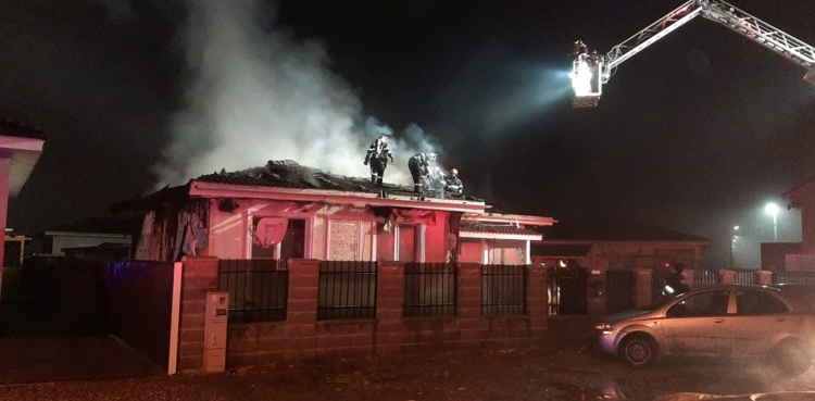 VIDEO: O casă din Moșnița Nouă a ars ca o torță. Intervenția pompierilor îngreunată de calmatoarele de pe traseu