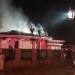 VIDEO: O casă din Moșnița Nouă a ars ca o torță. Intervenția pompierilor îngreunată de calmatoarele de pe traseu