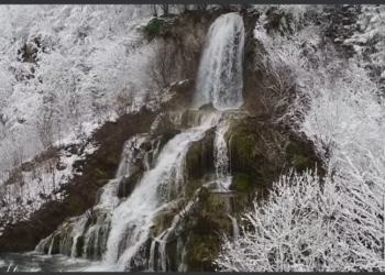 VIDEO Imagini spectaculoase cu o cascadă din vestul țării. Temperaturile scăzute au transformat natura într-un decor de film