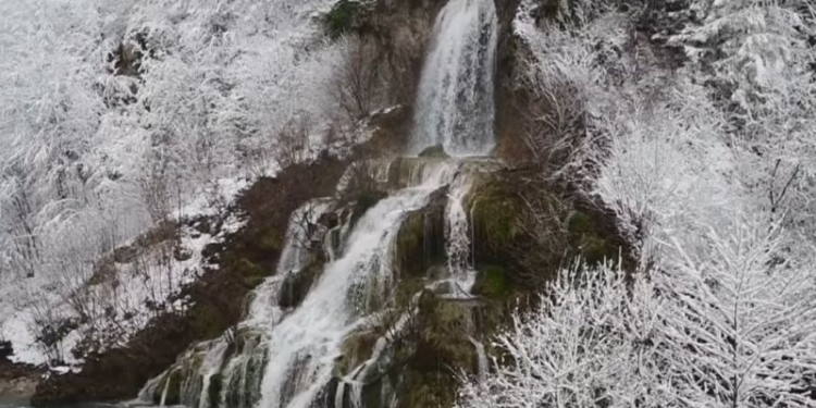 VIDEO Imagini spectaculoase cu o cascadă din vestul țării. Temperaturile scăzute au transformat natura într-un decor de film