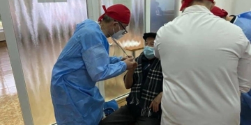 160 de persoane din Hunedoara sunt vaccinate de o echipă de voluntari de la Spitalul Județean Timișoara