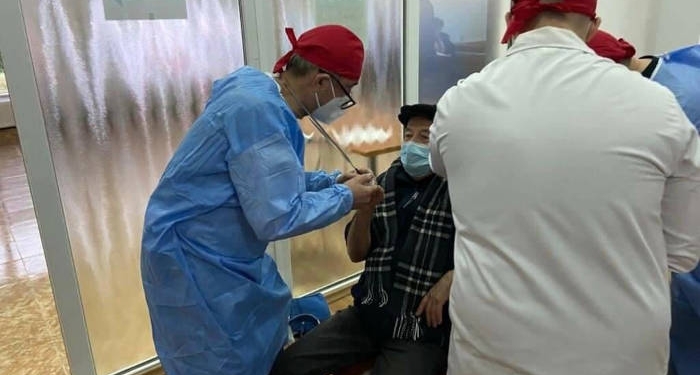 160 de persoane din Hunedoara sunt vaccinate de o echipă de voluntari de la Spitalul Județean Timișoara