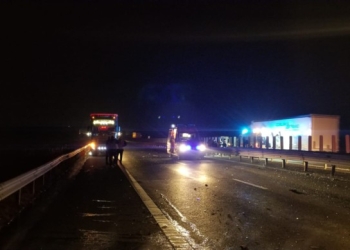 VIDEO 2 morți și 5 răniți pe autostrada Timișoara-Arad. După impact, o mașină s-a făcut scrum