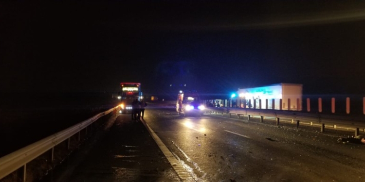 VIDEO 2 morți și 5 răniți pe autostrada Timișoara-Arad. După impact, o mașină s-a făcut scrum