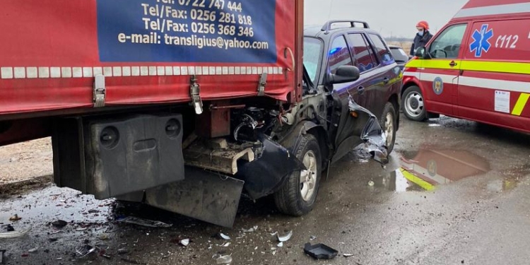 Trafic îngreunat între Remetea Mare și Timișoara. O mașină s-a înfipt într-un tir