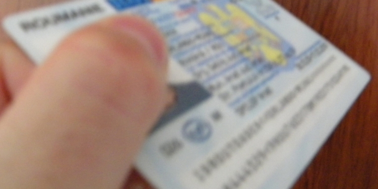 Criză de material plastic pentru tipărirea buletinelor