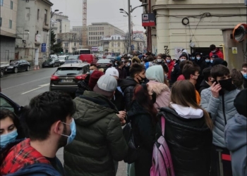 Fără frică de COVID, dacă burgerul e gratis!