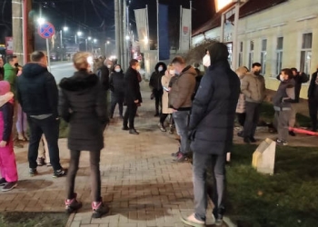 Părinții din Dumbrăvița au protestat împotriva carantinării comunei