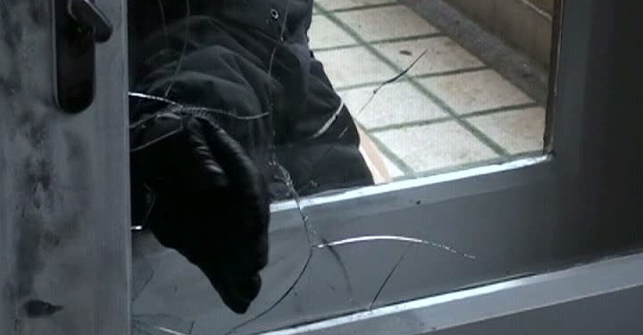 Costume populare vechi, în valoare de 20.000 de lei, furate în Arad