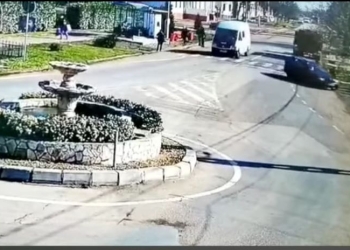 VIDEO A aruncat gunoiul în mijlocul satului și a fost amendat