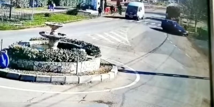 VIDEO A aruncat gunoiul în mijlocul satului și a fost amendat