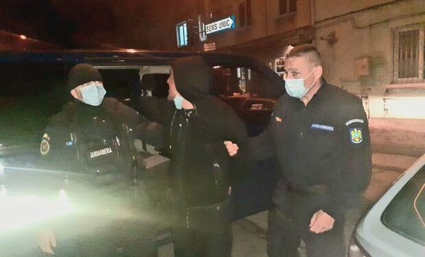 VIDEO Femei amendate și încătușate de jandarmii cărășeni. Vezi care a fost motivul