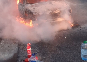 Mașină mistuită de flăcări pe A1