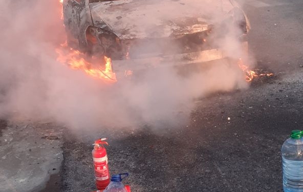 Mașină mistuită de flăcări pe A1