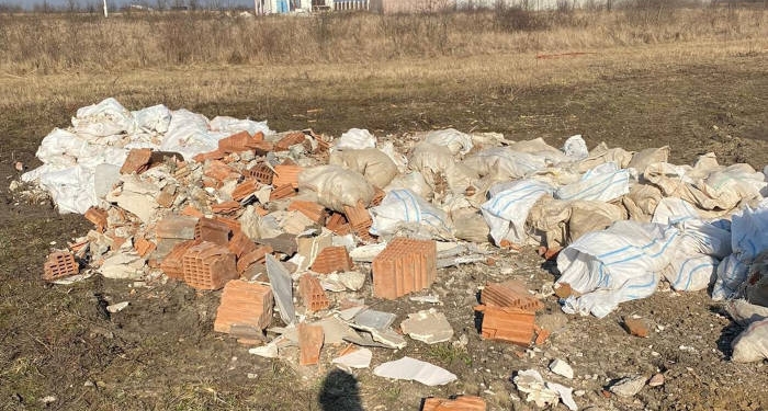 Amendă de 3.000 de lei dată de Primăria Ghiroda celui care și-a lăsat gunoiul pe câmp