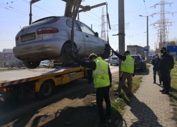 Premieră – A fost ridicată prima mașină abandonată pe domeniul public din Dumbrăvița