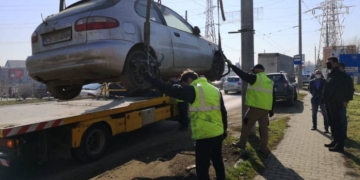 Premieră – A fost ridicată prima mașină abandonată pe domeniul public din Dumbrăvița