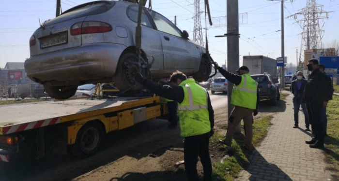 Premieră – A fost ridicată prima mașină abandonată pe domeniul public din Dumbrăvița