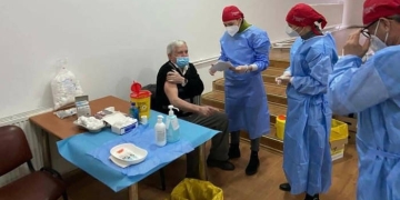 160 de persoane din Hunedoara sunt vaccinate de o echipă de voluntari de la Spitalul Județean Timișoara