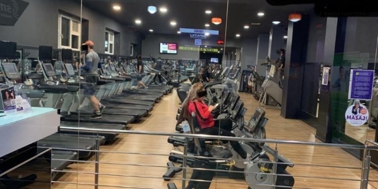 Fără drept de funcționare și amendată de 10 ori, o sală de sport din Timișoara continuă să fie deschisă