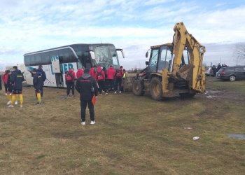 Ca la noi, la nimeni! Autocar cu fotbaliști împotmolit în nămol, în localitatea Urseni