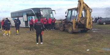 Ca la noi, la nimeni! Autocar cu fotbaliști împotmolit în nămol, în localitatea Urseni