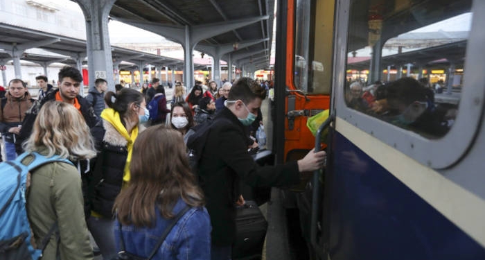 Nici protestele nu mai sunt ce au fost. Formă inedită a studenților: ”Trimiteți mailuri la cabinetul prim-ministrului”