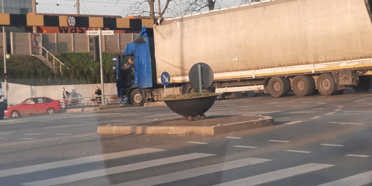 Timișoara: Pasajul Jiul blocat de un tir