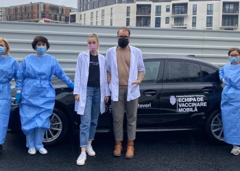 Timișorenii se pot programa telefonic la numărul 0356.406.517 pentru a fi vaccinați de echipele mobile. Pentru că dă bine pe Facebook medicii vin cu BMW-ul