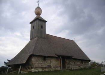 Biserica de lemn din satul Românești, monument istoric, va fi readusă la viață