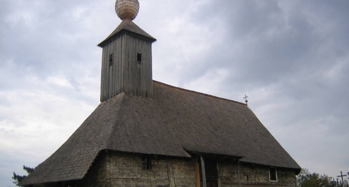 Biserica de lemn din satul Românești, monument istoric, va fi readusă la viață
