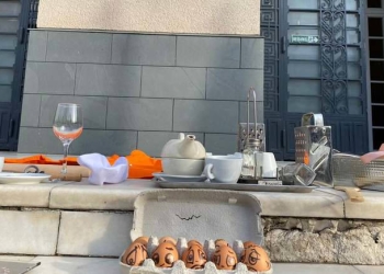 Protest al HoReCa în faţa Palatului Administrativ din Timişoara. Cu oale și tigăi. Se cere oprirea carantinei