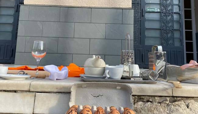 Protest al HoReCa în faţa Palatului Administrativ din Timişoara. Cu oale și tigăi. Se cere oprirea carantinei