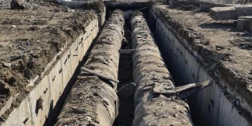 Lucrările la bază sportivă de pe str. Costică Rădulescu îngreunate de o țeavă