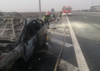 Trei persoane autoevacuate dintr-o mașină în flăcări