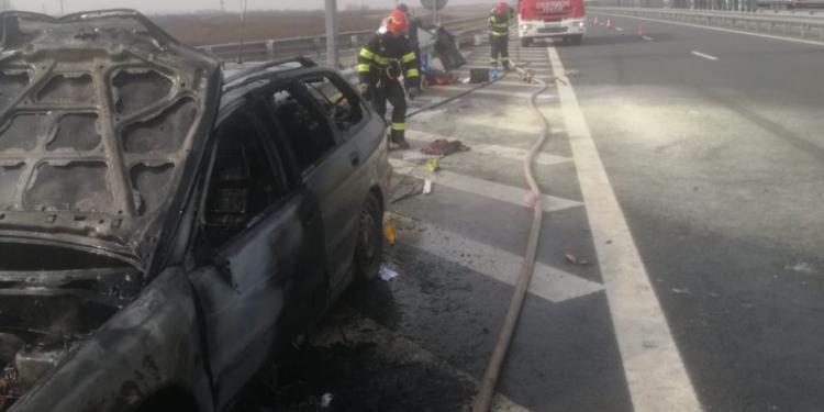 Trei persoane autoevacuate dintr-o mașină în flăcări